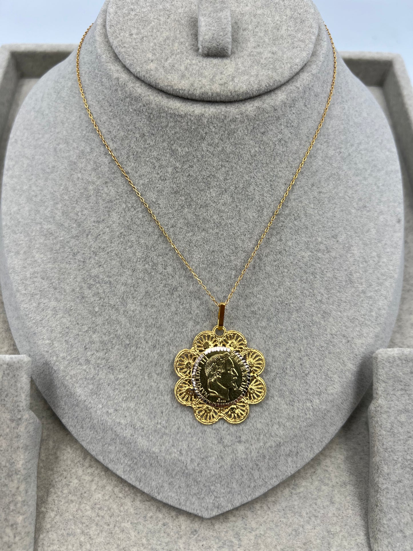collier A12